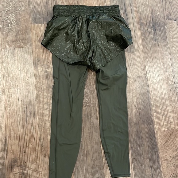 Athleta 2-in-1 Rainier Tight Green Small - Picture 3 of 4